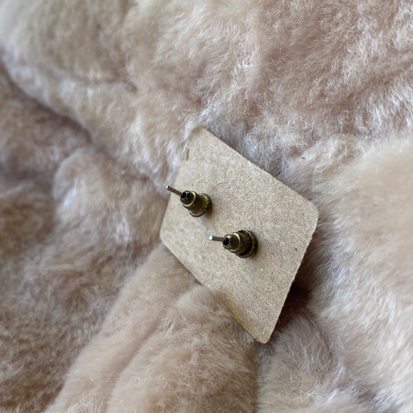 NWT Pearl Stud Earrings - Picture 3 of 3